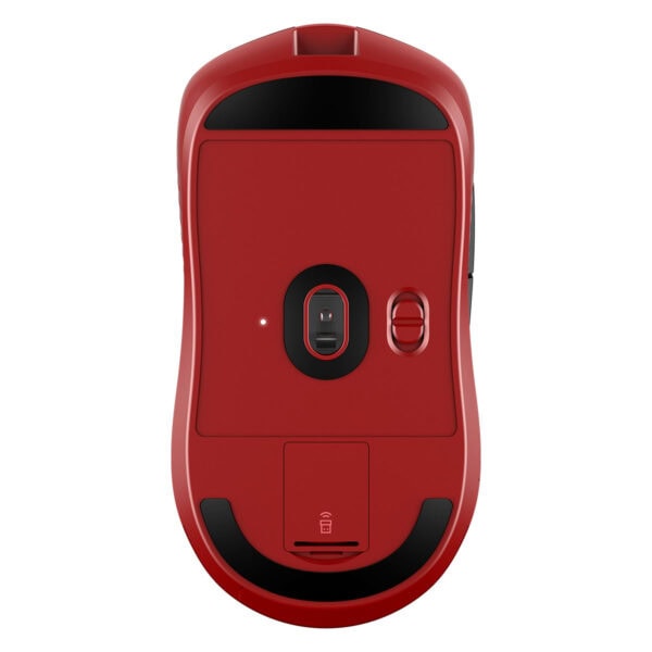 Kırmızı kablosuz bilgisayar faresinin üst görünümü, ergonomik tasarımı ve hareket sensörü detayları.