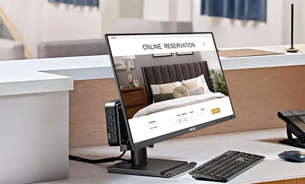 Online rezervasyon ekranı ile oda ve konaklama ayarlarının yapıldığı bilgisayar ekranı.