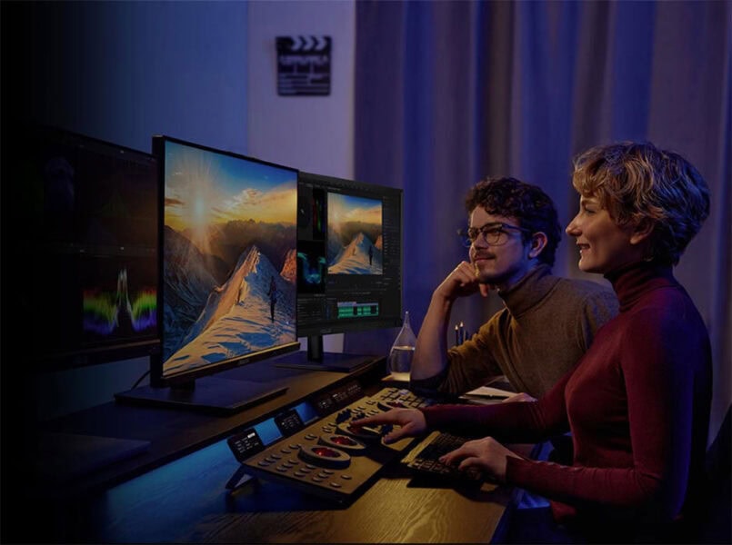 çalışanlar ve video düzenleme için yüksek çözünürlüklü monitörler, profesyonel içerik üretimi ve oyun tasarımı, bilgisayar ekranında doğa manzarası görüntüsü, yaratıcı çalışma ortamı.