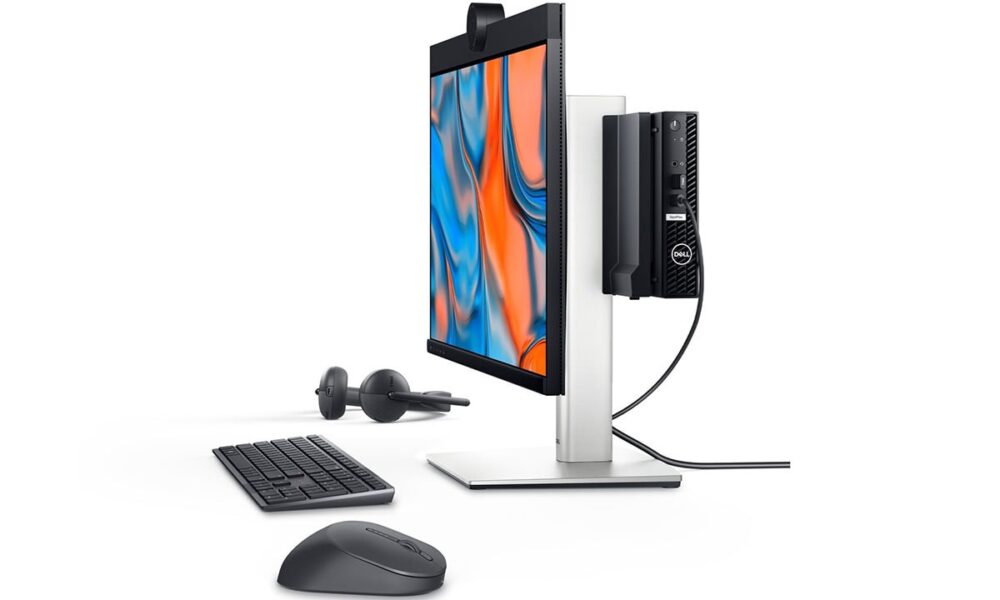 Yüksek çözünürlüklü bilgisayar ve monitör seti, klavye, mouse ve kulaklık ile modern ofis veya gündelik kullanım için ideal teknoloji ürünleri.