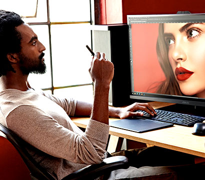 Dijital sanat ve fotoğraf düzenleme için bilgisayar ekranında detaylı portre düzenlemesi yapan tasarımcı, yaratıcı grafik tasarım ve dijital sanat atölyesinde çalışıyor.