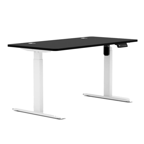 Yüksekliği ayarlanabilir bilgisayar çalışma masası, modern tasarım, ergonomik kullanım ve uzun süreli konfor için ideal. Siyah masa yüzeyi ve beyaz çerçevesi ile şık görünüyor.