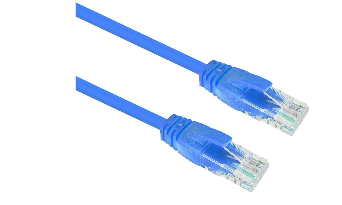 Esnek mavi Ethernet kablosu, RJ45 konnektörleriyle ağ ve internet bağlantısı için kullanılır, hızlı ve güvenilir bağlantı sağlar.