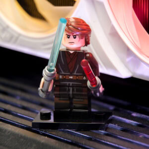 Lego Star Wars Jedi karakteri figürü, ışın kılıcı tutarken detaylı ve oyun temalı tasarımıyla koleksiyon ve oyun severler için ideal.