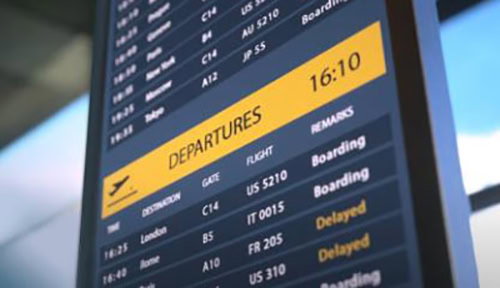 Uçuş kalkış ekranı, havalimanında yolcuların güncel uçuş bilgilerini görüntülediği büyük dijital ekran. Öğle ve akşam seferleri, gecikmiş uçuşlar ve kalkış saatleri bu ekrandan takip edilebilir.