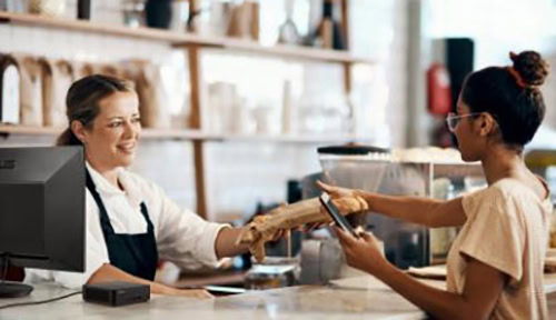 Mutlu barista ve müşteri, modern kahve dükkanında el sıkışırken, kaliteli kahve ve ilkbahar konseptiyle sıcak ve samimi ortam.