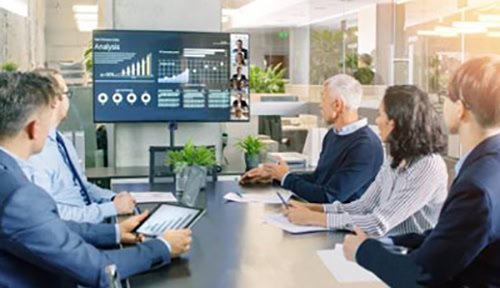 Veri analizleri ve sunumları yapan profesyonel bir toplantı odası, iş dünyasında veri odaklı kararlar ve strateji geliştirme için ideal ortam.