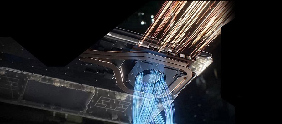 Yüksek teknolojili bilgisayar grafik kartı ve su soğutma sistemi detayları, yüksek performanslı oyun ve grafik işlemci donanımı, ileri seviye bilgisayar parçaları.