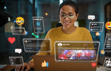 Sanal iletişim ve finans yönetimi uygulamalarıyla çalışan kadın, dijital dünyada güvenli ve gelişmiş mobil teknolojiler kullanıyor.