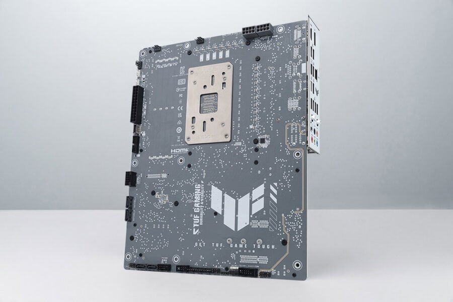 Yüksek performanslı oyun anakartı, oyun donanımı, PCIe slotları ve HDMI çıkışı, TUF Gaming logo, yüksek kaliteli bileşenler, bilgisayar bileşeni, dayanıklı anakart, uygun fiyatlı ve dayanıklı, oyun ve performans odaklı.