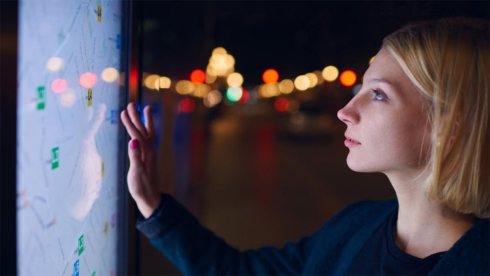 Yüksek çözünürlüklü kadın gamer oyun veya harita uygulaması kullanırken gece şehir ışıklarıyla arka planda, puzzle ve strateji oyunlarına uygun grafikler.