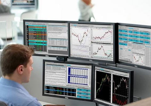 Yatırım ve finans grafiklerini takip eden traderlar için çok ekranlı monitörler kullanılarak yapılan hisse senedi ve döviz piyasası analizleri.