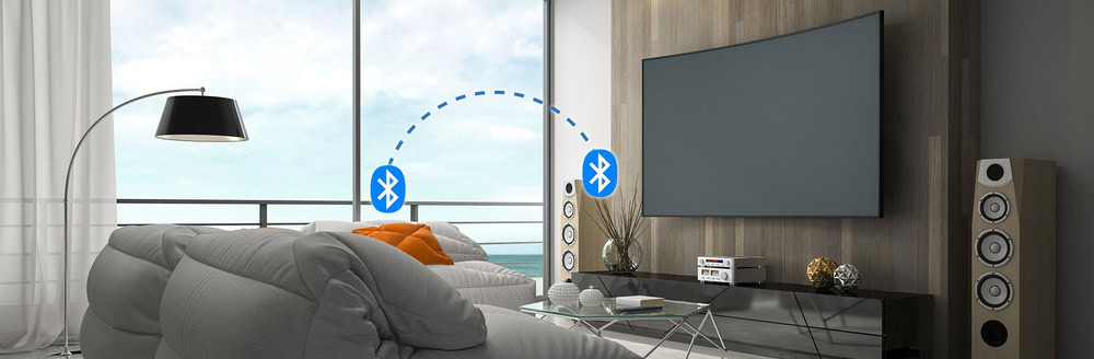 Telefon ve Bluetooth simgeleriyle donatılmış modern oturma odası, yüksek kaliteli ses sistemleri ve geniş ekran televizyon ile akıllı ev eğlencesi sunuyor.