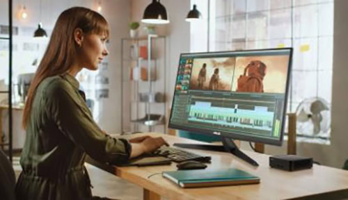 Yaratıcı oyun düzenleme yazılımı ile bilgisayar başında çalışan kadın, sebat ve odaklanma ile oyun tasarımı yapıyor.