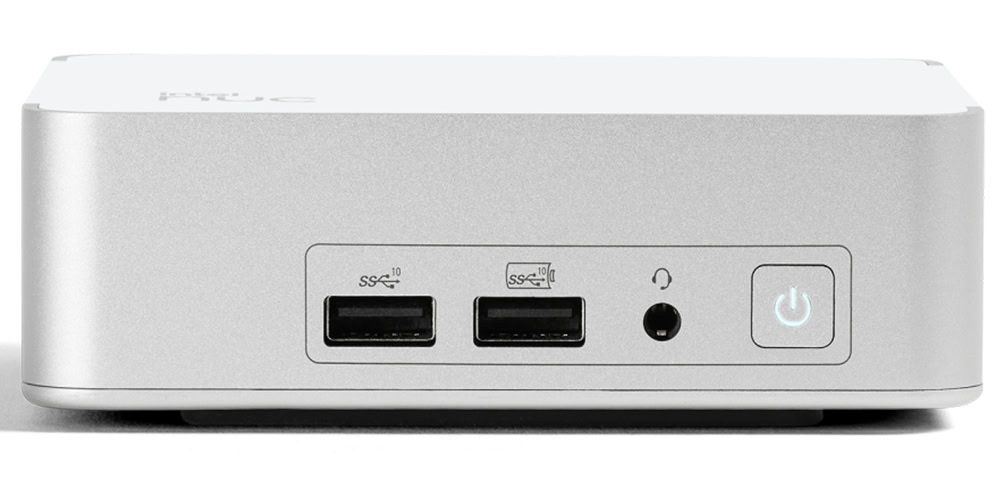 Hızlı şarj ve veri transferi için USB-C ve USB-A portlarına sahip modern bilgisayar donanımı, şık tasarım ve yüksek performans.