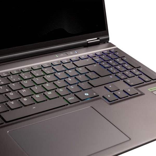 Yüksek performanslı oyun ve çalışma için RGB aydınlatmalı dizüstü bilgisayar klavyesi, modern tasarım ve ergonomik kullanım özellikleriyle dikkat çekiyor.