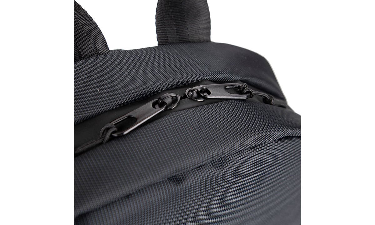 Yüksek kaliteli spor ve günlük kullanıma uygun siyah sırt çantası, dayanıklı malzeme ve kullanışlı cepler ile rahat taşıma sağlar.