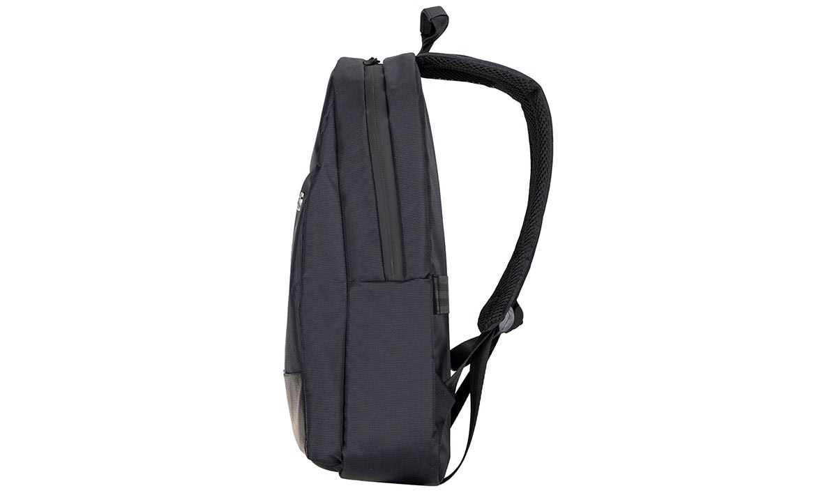 Yüksek kaliteli gaming ve okul çantası, dayanıklı ve hafif siyah sırt çantası, laptop ve kitap taşımak için uygun, rahat omuz askıları, şık ve pratik tasarım.