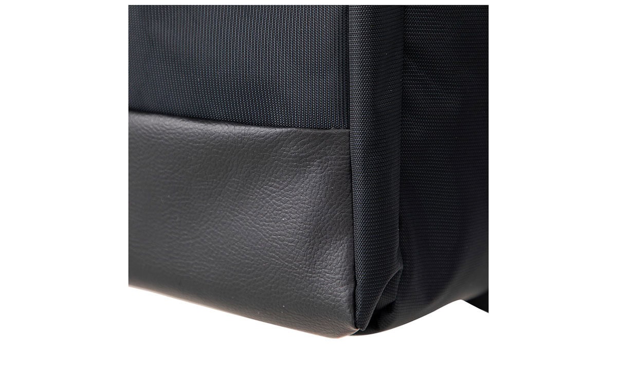 Yüzey detaylarıyla gaming ve oyuncu çantası tasarımı, dayanıklı ve şık malzeme kullanımı, seyahat ve oyun ekipmanları için ideal dayanıklılık sağlayan ürün.