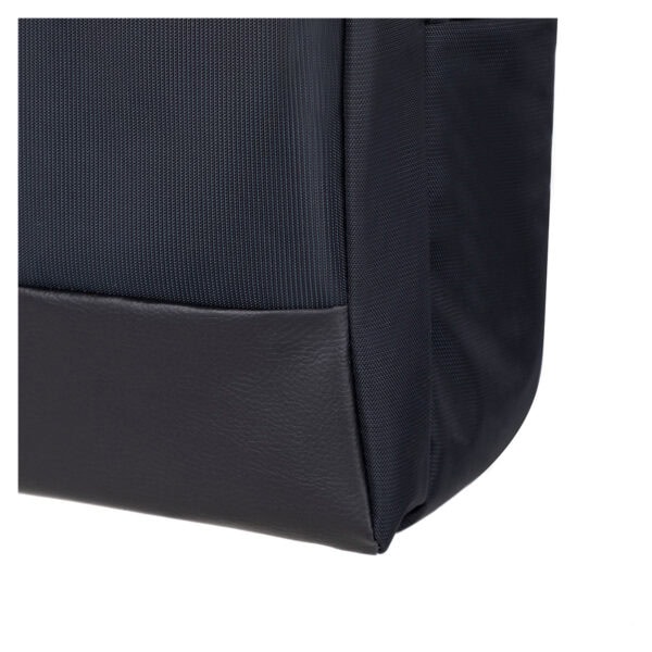 Yüksek kaliteli oyun bilgisayarı çantası, dayanıklı malzeme ve geniş saklama alanı ile modern tasarım. Gaming ve oyuncu ekipmanları için ideal, şık ve kullanışlı tasarım.