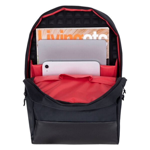 Çantada tablet, cep telefonu ve dergi gibi eşyalar yer almakta, seyahat ve okul kullanımı için ideal dayanıklı sırt çantası.