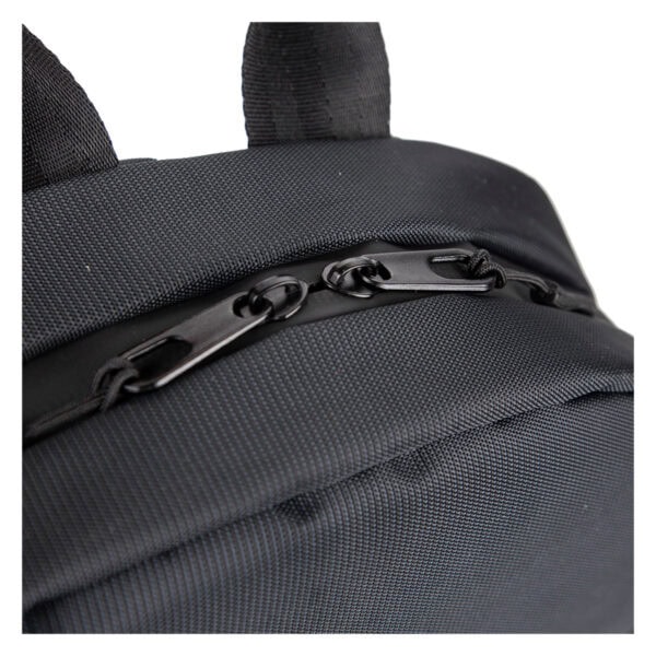 Yüksek kaliteli siyah sırt çantası detayları, dayanıklı dikişler, çift fermuar ve şık tasarım. Günlük kullanım ve seyahatler için ideal, gizli bölmelerle güvenli saklama sağlar.