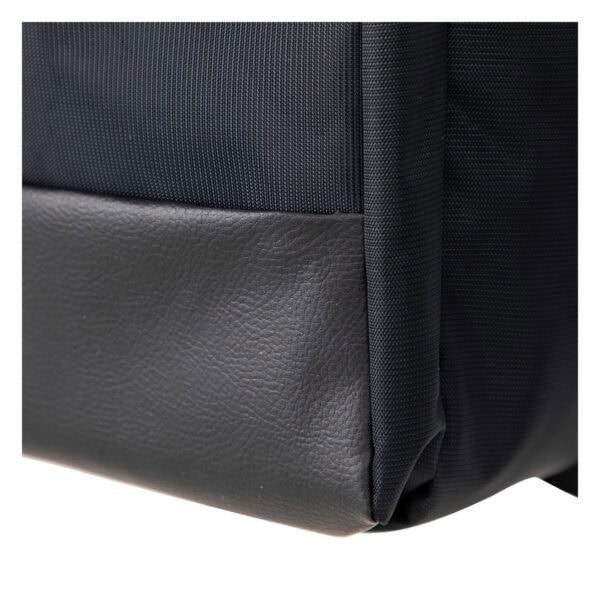 Yüksek kaliteli toplam yapısı, dayanıklı kumaş ve poliamid karışımı, sağlam dikiş detaylarıyla bilgisayar ve oyun ekipmanları için dayanıklı sırt çantası bölmesi.