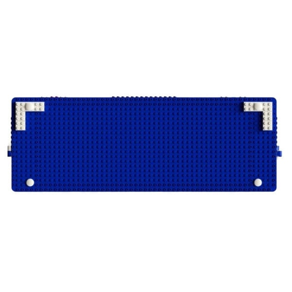 Renkli lego parça kullanılarak oluşturulmuş mavi masa veya platform diyagramı. Minik lego parçalarından yapılmış detaylar ve yapısal tasarım içerir. Kamuya açık bir ürün veya oyuncak lego seti görseli.