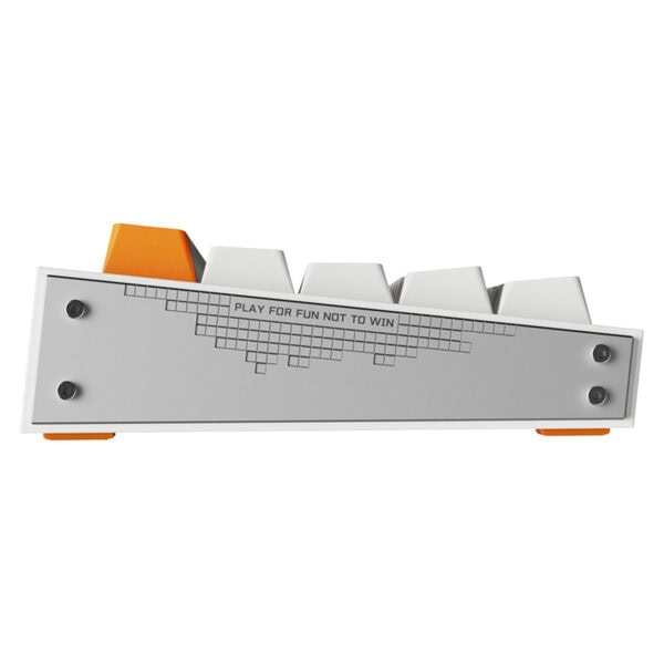 Sesli oyun makinesi, renkli ve yenilikçi, eğlenceli oyun deneyimi için tasarlanmış, oyun türüne göre değişen tuşlara sahip, "Play for fun not to win" yazısı ile dikkat çekiyor.