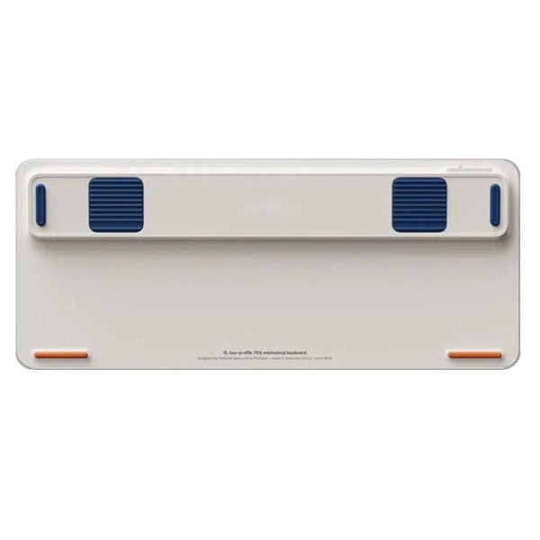 Yüzeyden görünüm, siyah klavye ve mavi detaylara sahip minimal tasarımlı düşük profilli mekanik klavye.