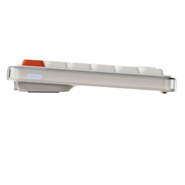 Yazılım ve oyun aksesuarları için tasarlanmış retro tarzda bilgisayar klavyesi, beyaz ve turuncu renklerde, ergonomik ve konforlu kullanım sağlar, yüksek performanslı oyun deneyimi sunar.