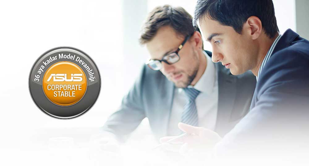 Yüksek kalitede ofis ortamında çalışan iki iş insanı, odaklanmış ve profesyonel, arka planda büyük pencere ve doğal ışık, modern ve kurumsal çalışma ortamı, iş toplantısı, teknoloji ve iş dünyası vurgusu.