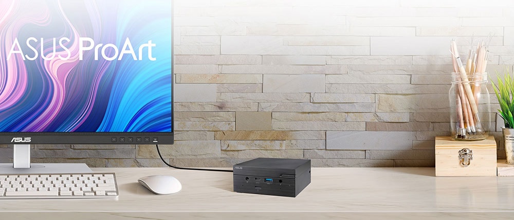 Yüksek performanslı bilgisayar setupı, modern monitör, klavye ve fare ile oyun ve çalışma için ideal ofis ortamı görüntüsü.