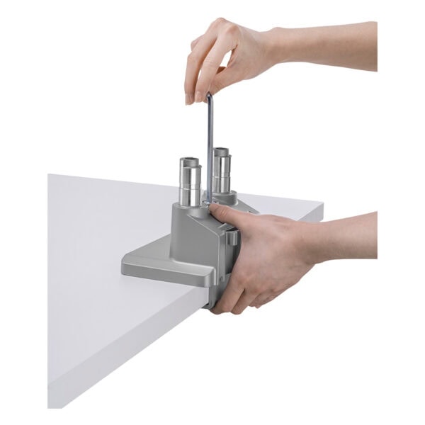 Çalışma masasını sabitleyen metal kelepçe ve araç, ofis ve laboratuvar kullanımı için masa montajı ve düzenleme. Ürün, kullanım kolaylığı ve güvenliği sağlayan pratik masa kelepçesi.