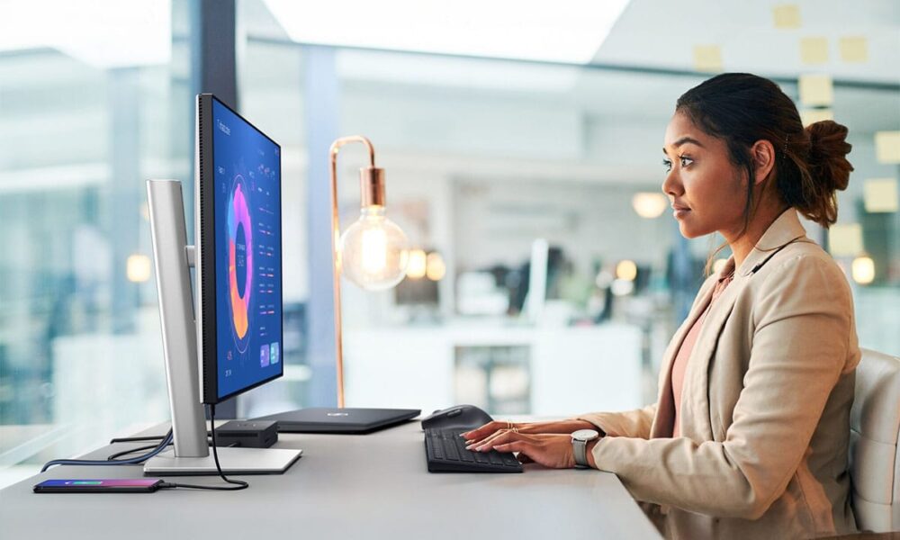 Yüksek performanslı dizüstü bilgisayar ve monitör ile çalışma ortamı, ofis ve teknoloji çözümleri.