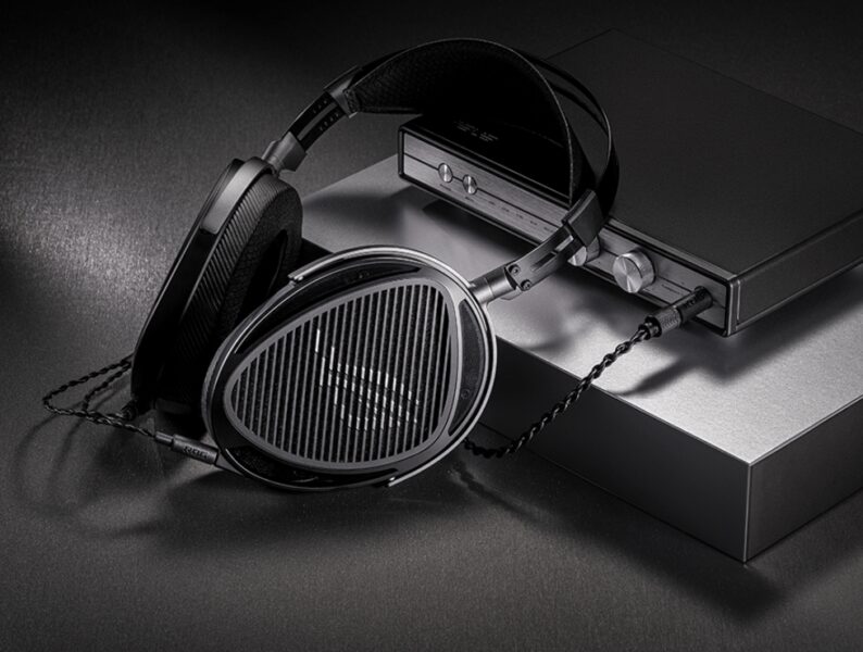 ASUS ROG Kithara 100 mm HIFIMAN düzlemsel manyetik sürücü ile tasarlanmış, PS5 uyumlu gaming kulaklık. Yüksek ses kalitesi ve konfor sağlayan bu kulaklık, oyun deneyimini üst seviyeye çıkarır.