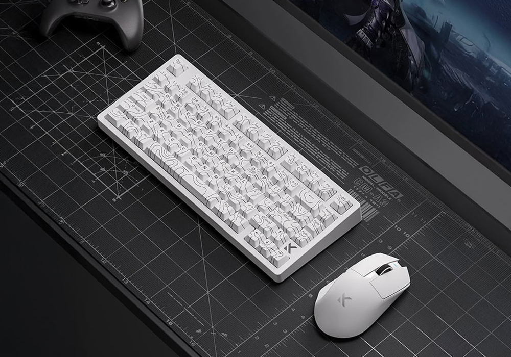 Oyun oynarken kullanılan yüksek kaliteli gaming kulaklıkları ve bilgisayar ekipmanları, oyunculara üstün ses deneyimi sağlar.