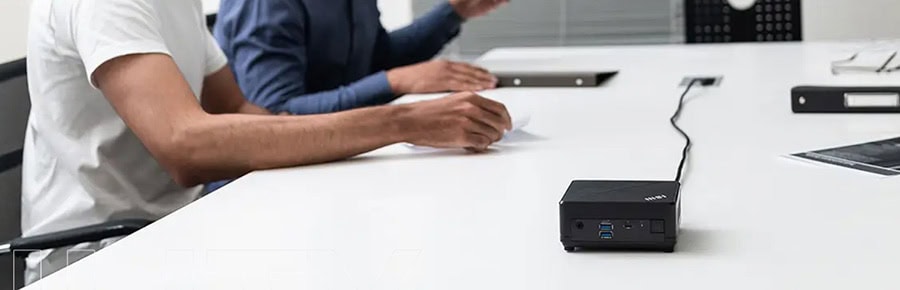 Mini PC ve monitör bağlantısı, yüksek performanslı bilgisayar sistemi.
