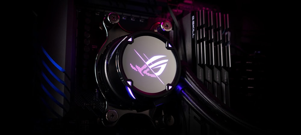 ROG logo'lu yüksek performanslı bilgisayar anakart ve sıvı soğutucu, oyun ve bilgisayar donanımı tutkunları için ideal.