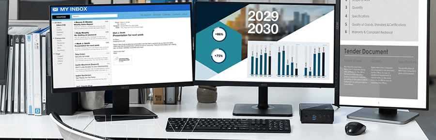 Çoklu monitörlerle çalışan modern ofis çalışma alanı.