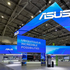 ASUS'un yeni nesil anakartlar ve XG Core teknolojisini sergilediği tanıtım standı, büyük ekran ve modern tasarım detaylarıyla dikkat çekiyor.