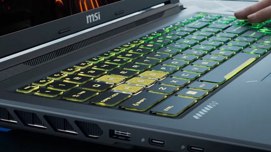 MSI CROSSHAIR A16 HX oyun laptopu, aydınlatmalı klavye ve gelişmiş soğutma özellikleriyle yüksek performans sağlar.