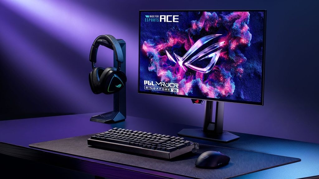 Yüksek çözünürlüklü ASUS ROG Swift OLED monitör, oyun klavyesi, fare ve kulaklık ile gaming ortamı kurulu.