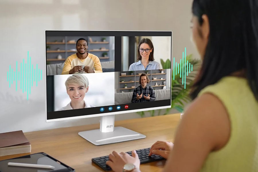 Kadın bir kişinin video konferans yaptığı MSI PRO MP243W 23.8 inç monitör, dört katılımcı ile görüntülü görüşme yapılıyor.