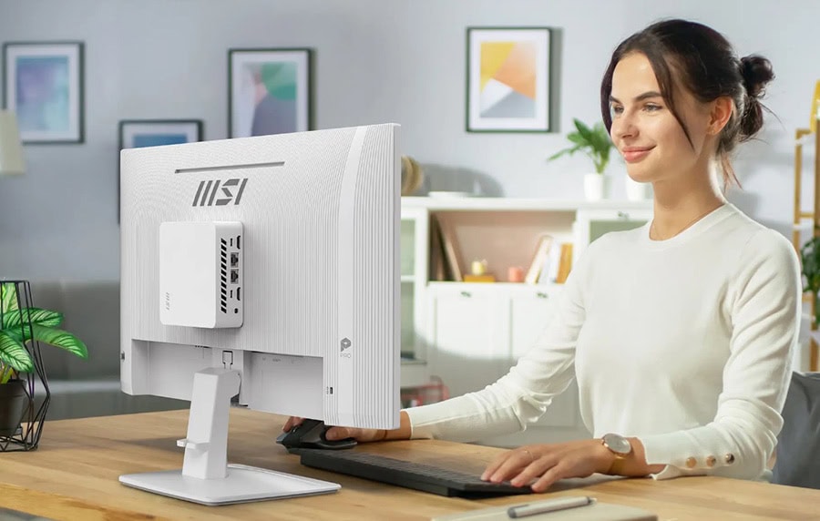 Kadın, MSI PRO MP243W E14 23.8 inç 144Hz Full HD IPS monitör kullanıyor, modern ve şık çalışma ortamında.