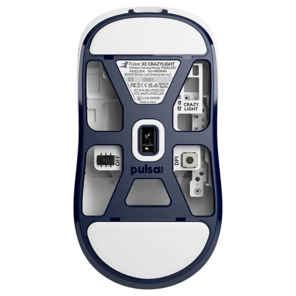 Pulsar X2 Crazylight kablosuz gaming mouse'un iç yapısı ve sensör bölgesi detaylı görünümü.
