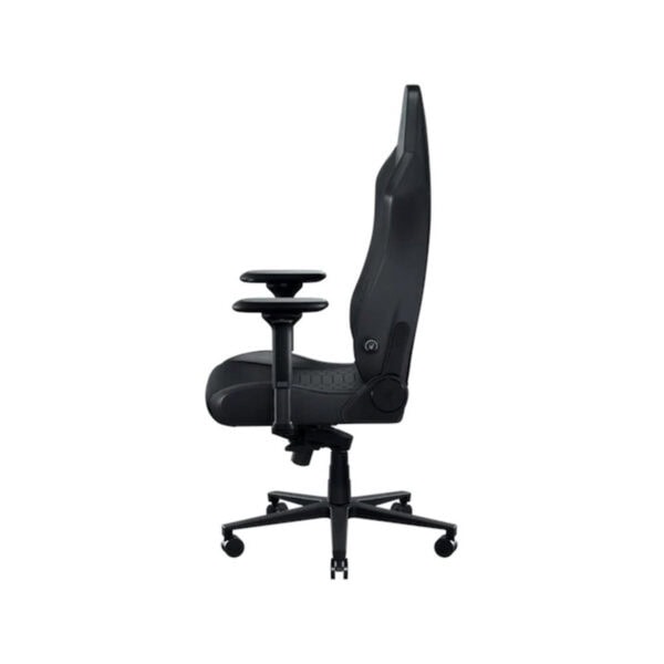 Razer Iskur V2 oyun koltuğu siyah, 4D kolçaklı, bel desteği ve yüksek arkalık ile ofis/oyuncu alanında ergonomik oturuş sağlar.