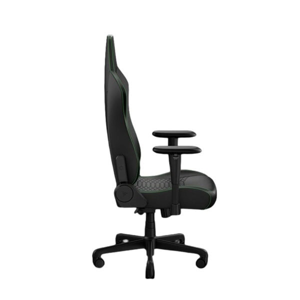 Razer Iskur V2 X oyuncu koltuğu kenar görünümü, siyah zemin üzerinde yeşil dikişli dikişli sırt ve kolçaklar ile 5-tekerlek tabanlı, ayarlanabilir kolçaklı ve bel desteğine sahip ofis oyun koltuğu.