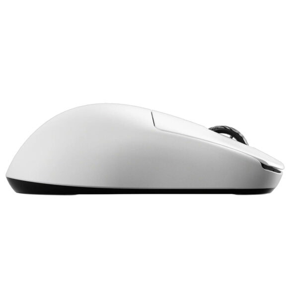 Gümüş beyaz kablosuz oyun faresi yan görünümü, ince tasarım ve ergonomik hatlar.